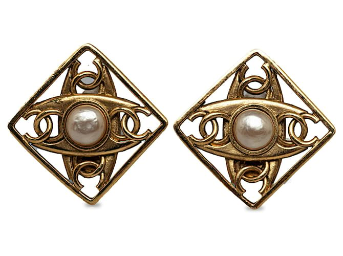 Boucles d'oreilles à clip en fausses perles Chanel Gold CC Métal Plaqué or Doré  ref.1225701