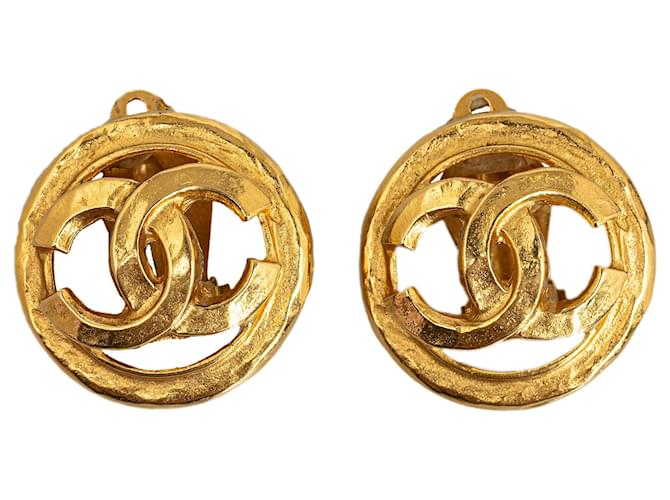 Chanel Gold CC Clip On Earrings Golden Metal Gold-plated  ref.1225714