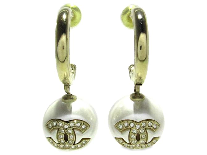 Boucles d'oreilles créoles CC en fausses perles et strass dorés Chanel Métal Plaqué or  ref.1225743