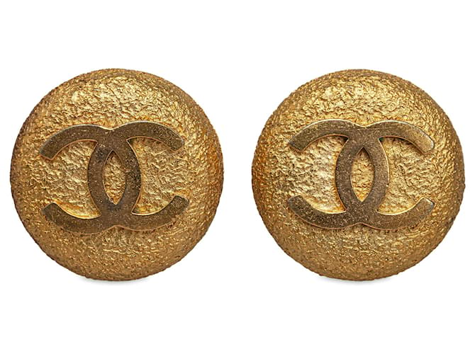 Chanel Gold CC Clip On Earrings Golden Metal Gold-plated  ref.1225751