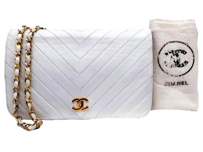 Executive Chanel Timeless Classic Chevron Bolsa de ombro com aba única branca Branco Couro  ref.1226057