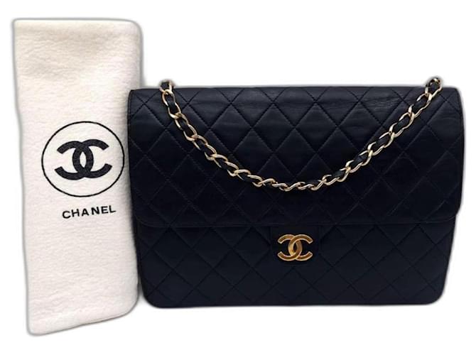 Solapa única acolchada clásica Timeless de Chanel Negro Cuero  ref.1226059