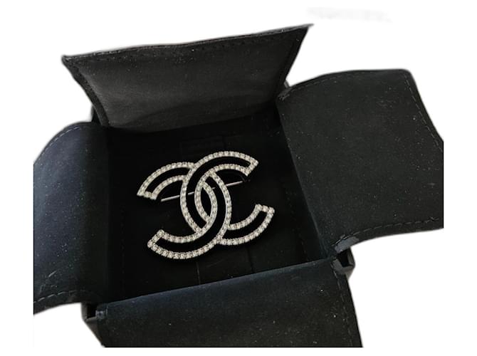 Lindo novo broche Chanel Prata Metal  ref.1226244