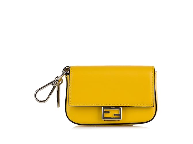 Baguette FENDI Pochettes Autre Cuir Jaune  ref.1226909