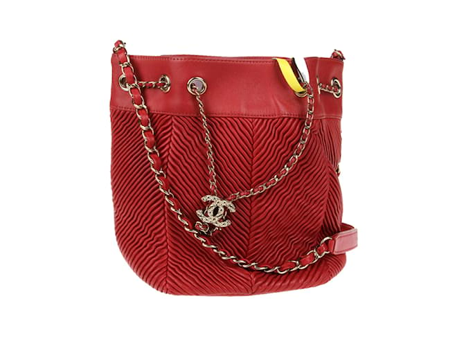 Chanel Bolsa de couro plissada com cordão CC Vermelho Pele de cordeiro  ref.1227738