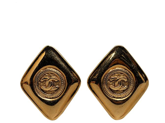 Chanel Gold CC Clip On Earrings Golden Metal Gold-plated  ref.1227837