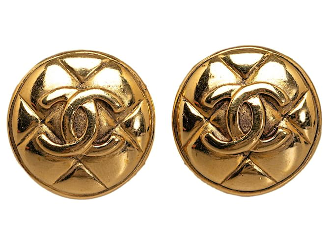 Chanel Gold CC Clip On Earrings Golden Metal Gold-plated  ref.1227892