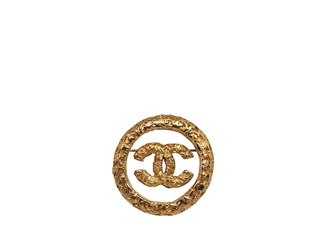 Broche Chanel CC Dourado Metal  ref.1228235