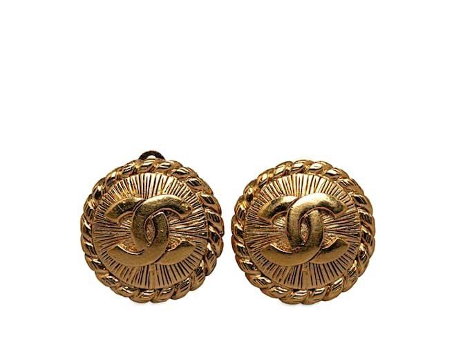 Boucles d'oreilles à clip Chanel CC dorées Plaqué or  ref.1228240