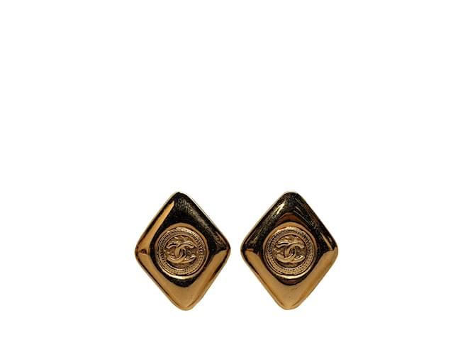 Boucles d'oreilles à clip Chanel CC dorées Plaqué or  ref.1228241