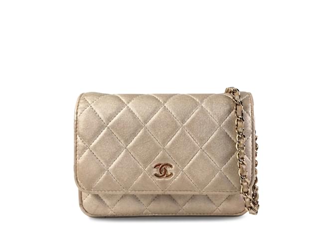 Wallet On Chain Mini portafoglio CC Chanel in pelle di agnello color oro su borsa a tracolla con catena D'oro  ref.1228364