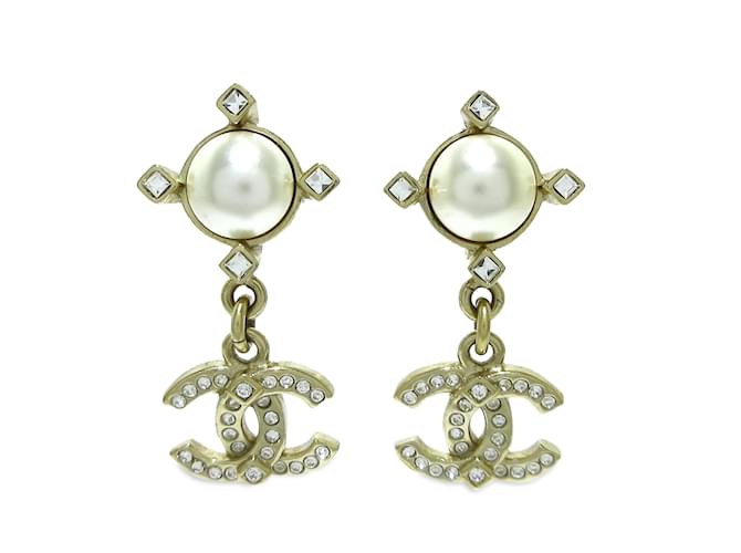 Boucles d'oreilles pendantes dorées Chanel avec fausses perles et strass avec logo CC  ref.1228375
