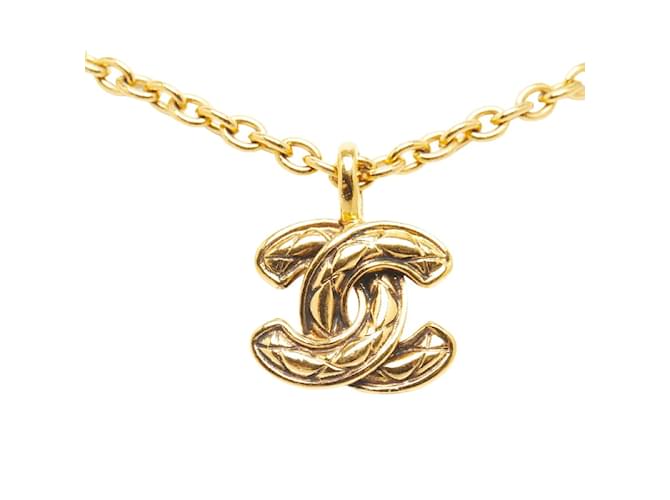Chanel CC Colar Pingente Matelassê Dourado Metal  ref.1228722