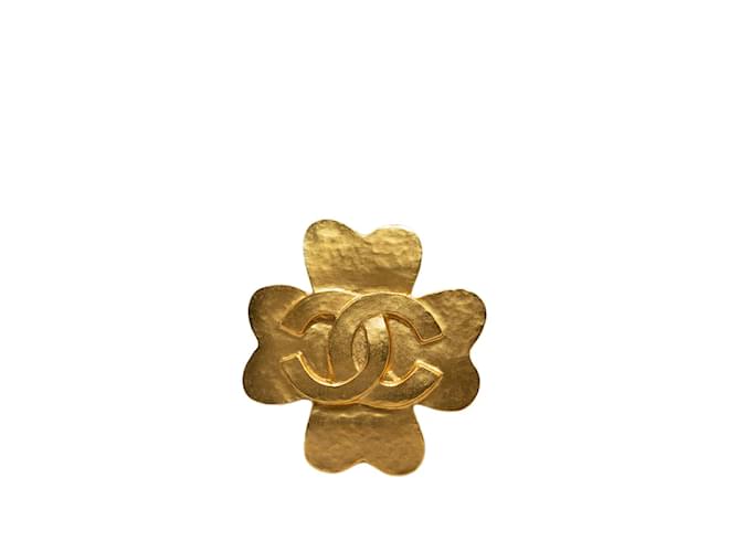 Chanel broche de trevo CC Dourado Metal  ref.1228723