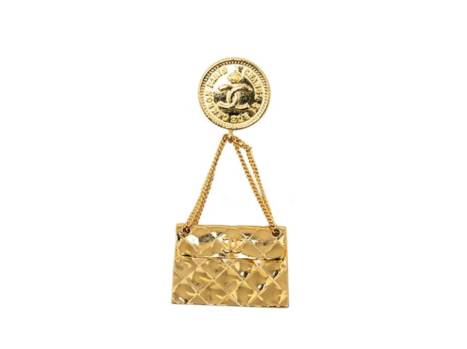 Chanel Broche Bolsa Matelassê CC Dourado Metal  ref.1228725