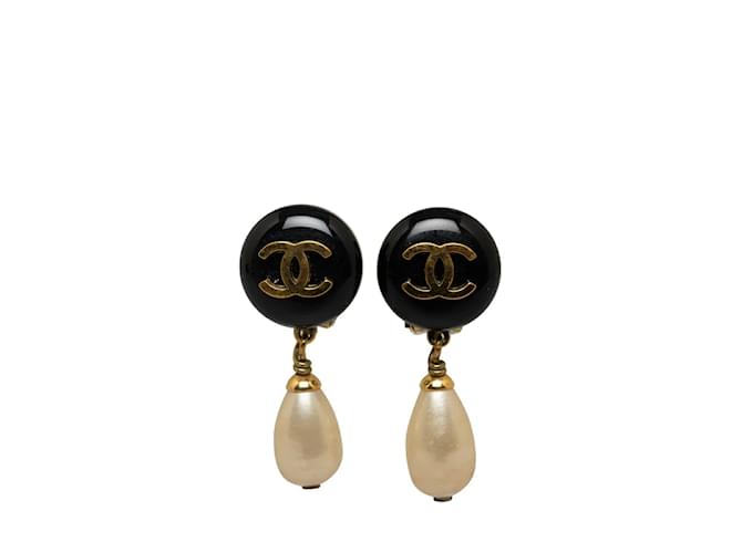 Chanel Boucles d'oreilles pendantes en perles CC Métal Doré  ref.1228732