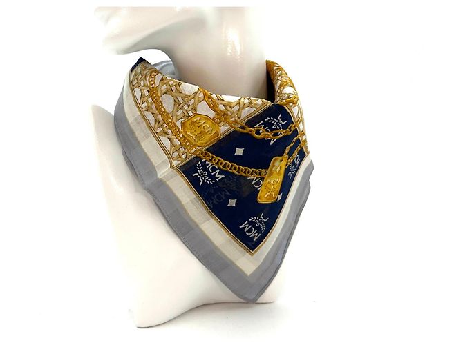 Lenço bandana MCM feminino algodão dourado azul escuro cinza logoprint