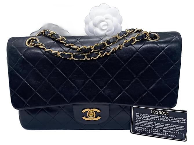Timeless Bolsa Chanel Classique em pele de cordeiro preta e metal banhado a ouro 24 quilate. Preto Couro  ref.1229139