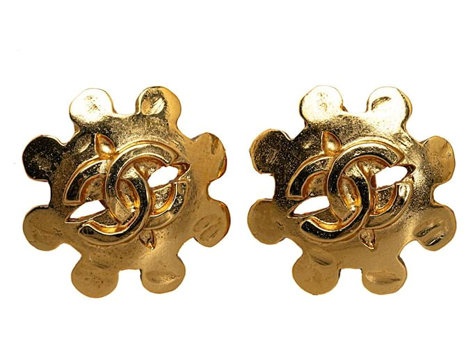 Boucles d'oreilles à clip fleur CC dorées Chanel Métal Plaqué or  ref.1229412