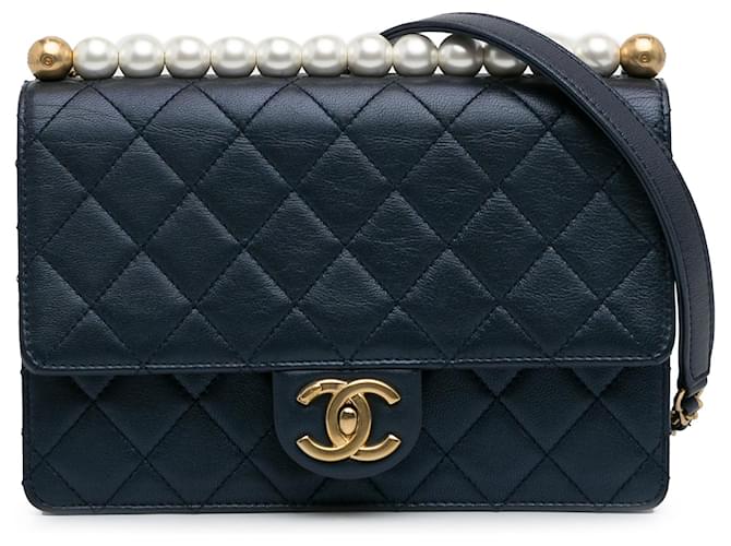 Bolsa com aba Chanel azul médio chique com pérolas Azul marinho Couro  ref.1229419