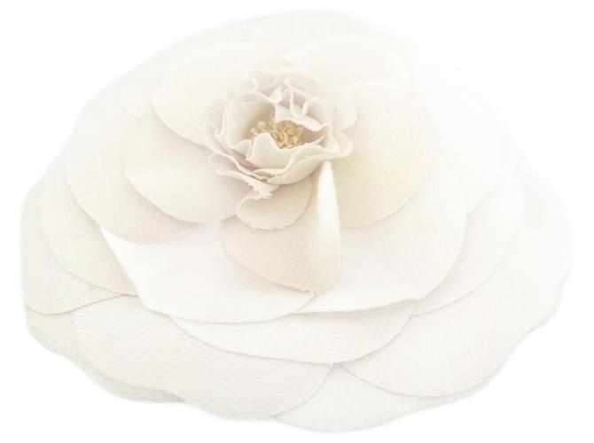 Other jewelry LARGE CHANEL CAMELIA sizeM BROOCH 19 CM IN WHITE FABRIC + XXL WHITE BROOCH BOX Cloth  ref.1229529