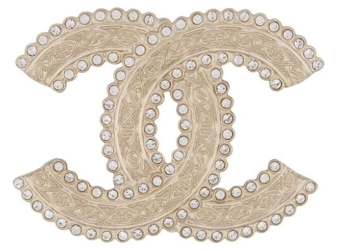 Other jewelry NEW CHANEL BROOCH LOGO CC STRASS 2023 IN GOLD METAL NEW GOLDEN BROOCH  ref.1229598
