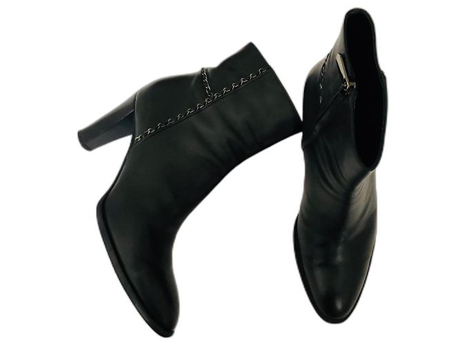 Bottines Chanel à chaîne en cuir noir
