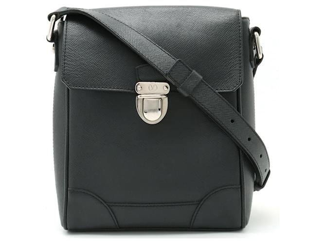 Louis Vuitton Taiga Black Leather  ref.1232163