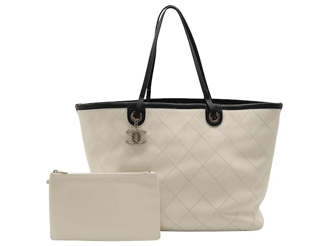 Chanel en el camino Blanco Cuero  ref.1232275