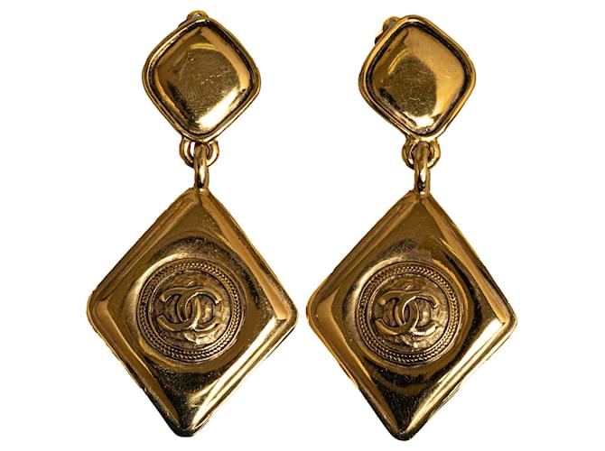 Boucles d'oreilles clips pendantes Chanel Gold CC Métal Plaqué or Doré  ref.1232874