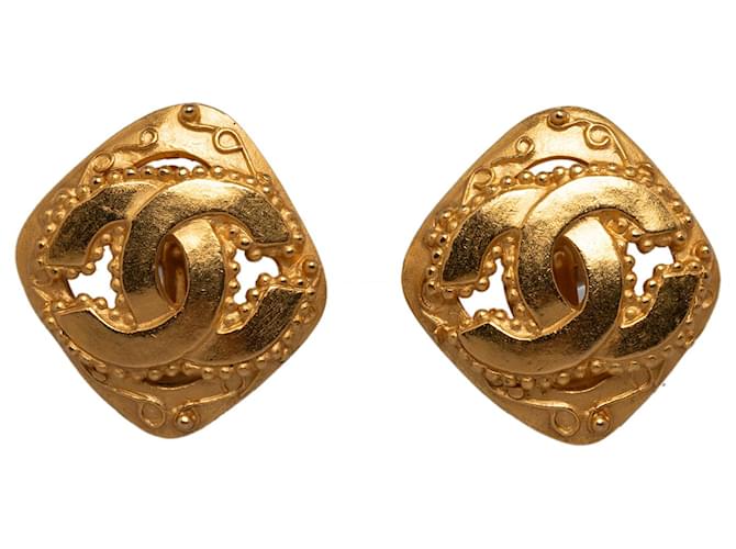 Chanel Gold CC Clip On Earrings Golden Metal Gold-plated  ref.1234205