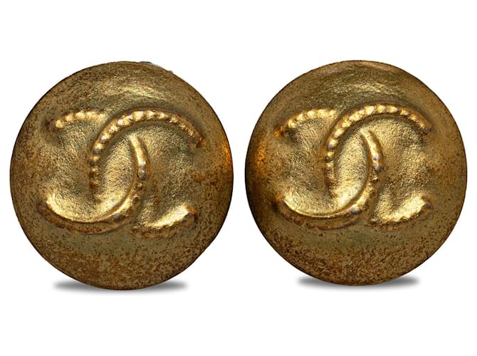 Chanel Gold CC Clip On Earrings Golden Metal Gold-plated  ref.1234237
