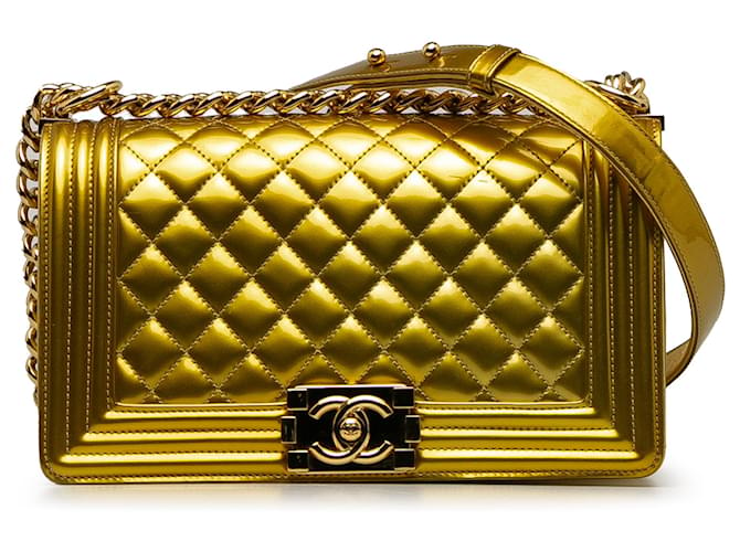Bolso mediano con solapa de charol dorado Chanel Boy Cuero  ref.1234240