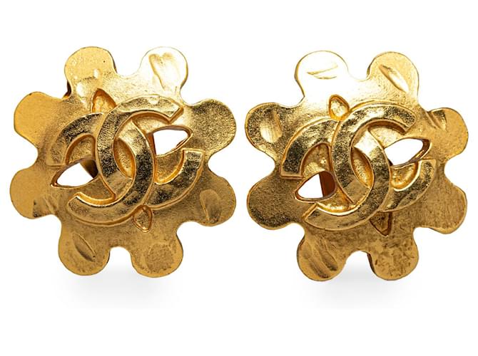 Boucles d'oreilles à clip fleur CC dorées Chanel Métal Plaqué or  ref.1236132