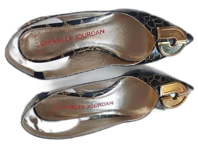 Charles Jourdan Pumps mit Riemchen aus schwarzem Leder Gold hardware