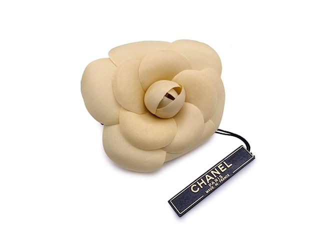 Chanel Broche vintage en tissu beige avec fleur de camélia et camélia Toile  ref.1237116