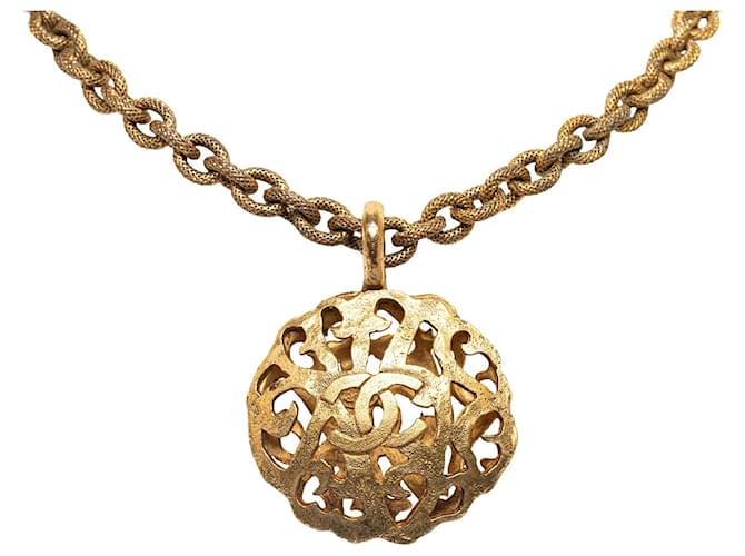 Collana con pendente medaglione Chanel in oro CC D'oro Metallo Placcato in oro  ref.1237611