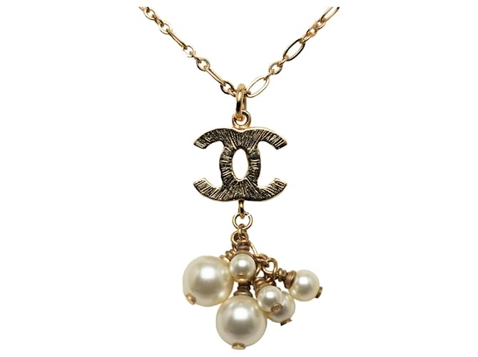 Collar de perlas de imitación de oro CC de Chanel Dorado Metal Chapado en oro  ref.1237616