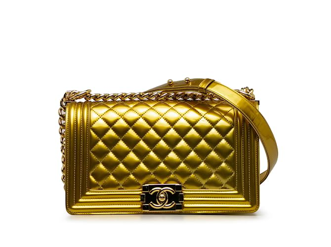 Le Boy Bolsa Chanel média com aba dourada Dourado Couro  ref.1237941