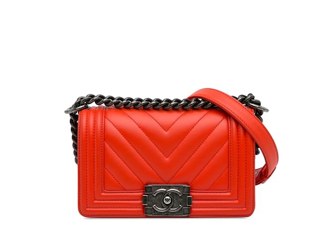 Bolso pequeño con solapa Chanel Chevron Boy rojo Roja Cuero  ref.1237950