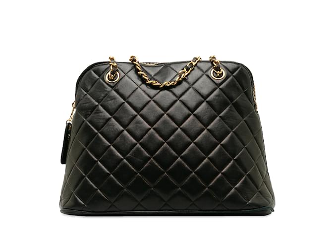 Bolsa de ombro Chanel preta acolchoada em pele de cordeiro com cúpula Preto Couro  ref.1238015
