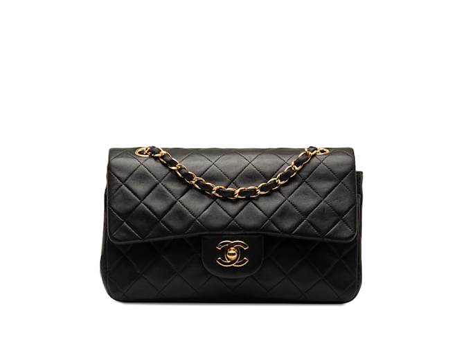Bolsa de ombro com aba preta Chanel pequena clássica forrada de pele de cordeiro Preto Couro  ref.1238117