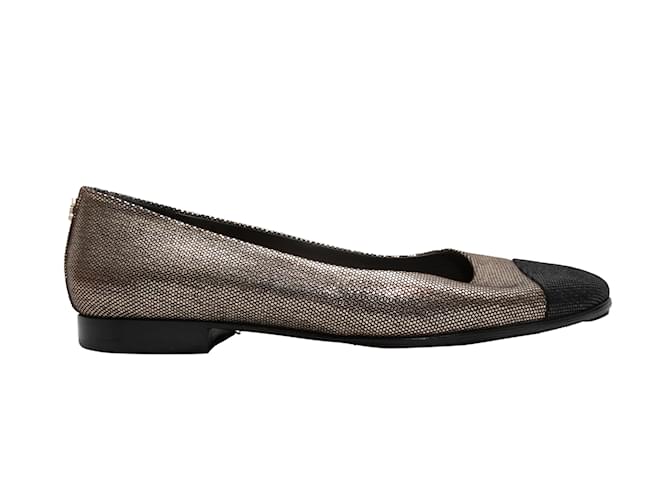 Zapatos planos con puntera Chanel plateados y negros 39.5 Plata Lienzo  ref.1238307