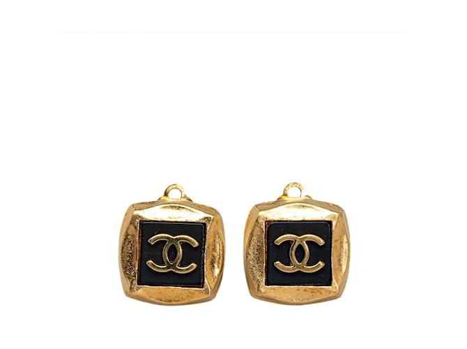 Boucles d'oreilles à clip CC carrées dorées Chanel Or jaune  ref.1238387