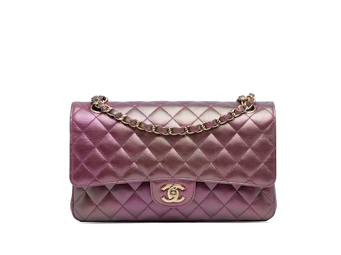 Bolsa de ombro com aba forrada de pele de cordeiro iridescente roxa Chanel média clássica Roxo Couro  ref.1238429