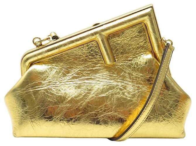 FENDI ERSTE KLEINE HANDTASCHE 8BP129 GOLDENE LEDER-CROSSBODY-HANDTASCHE  ref.1239290