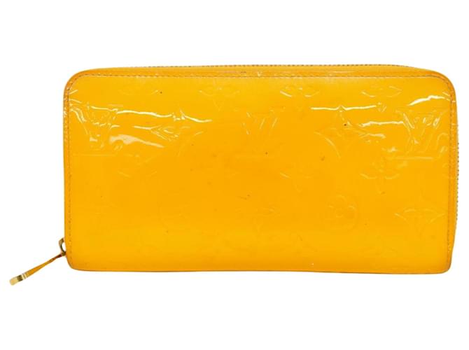 Louis Vuitton Portefeuille zippy Yellow Patent leather  ref.1239481