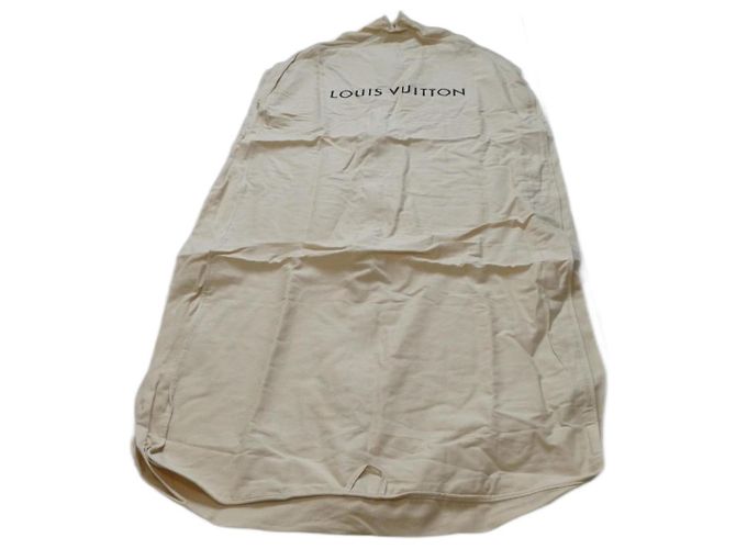 capa de roupas de viagem louis vuitton em tecidos Bege