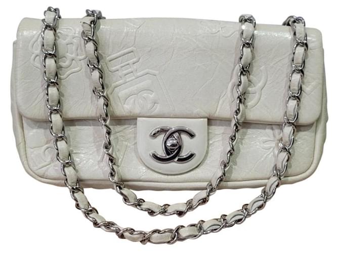 Chanel Kleine Pattentasche aus geprägtem Leder mit wertvollen Symbolen von Chanel Beige  ref.1241022