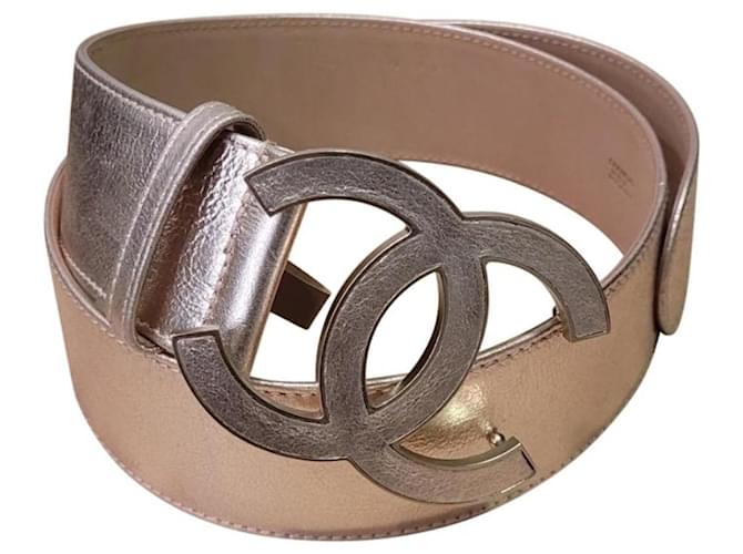 Taille de ceinture à boucle CC métallisée en or rose Chanel 80/32 Cuir vernis Doré  ref.1241024